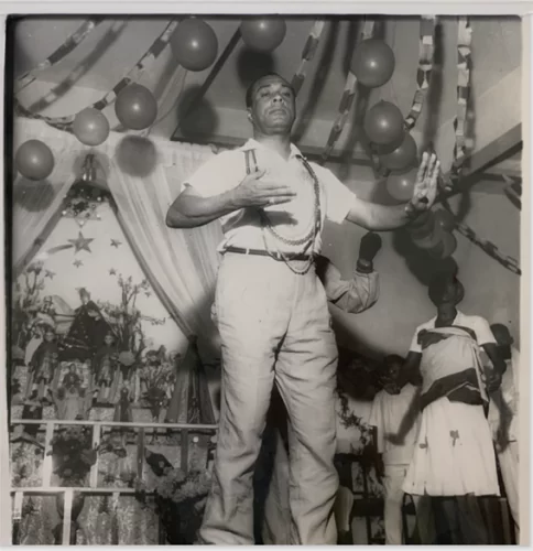 Joãozinho da Goméia comanda um ritual  na casa de Toloquê, sua filha de santo.  São Paulo (08/10/1968).  Fonte: Arquivo Público do Estado de São Paulo.